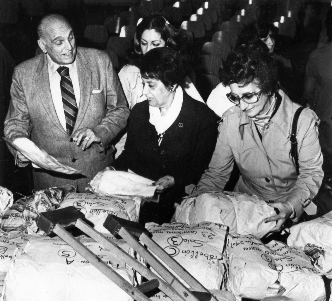 Dra. Julieta Safi de Luzardo y Miembros de la comisión entregando donaciones en el Hospital Hogar Piñeyro Del Campo